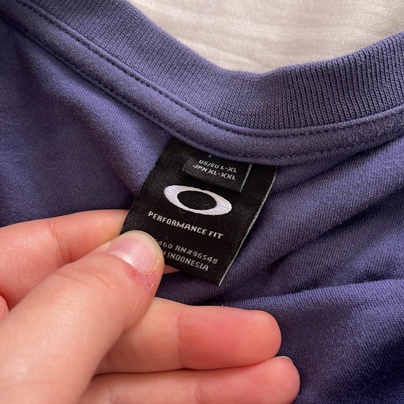 TOMMY HILFIGER AND OAKLEY WORKOUT SHIRTS - Picture 6 of 6